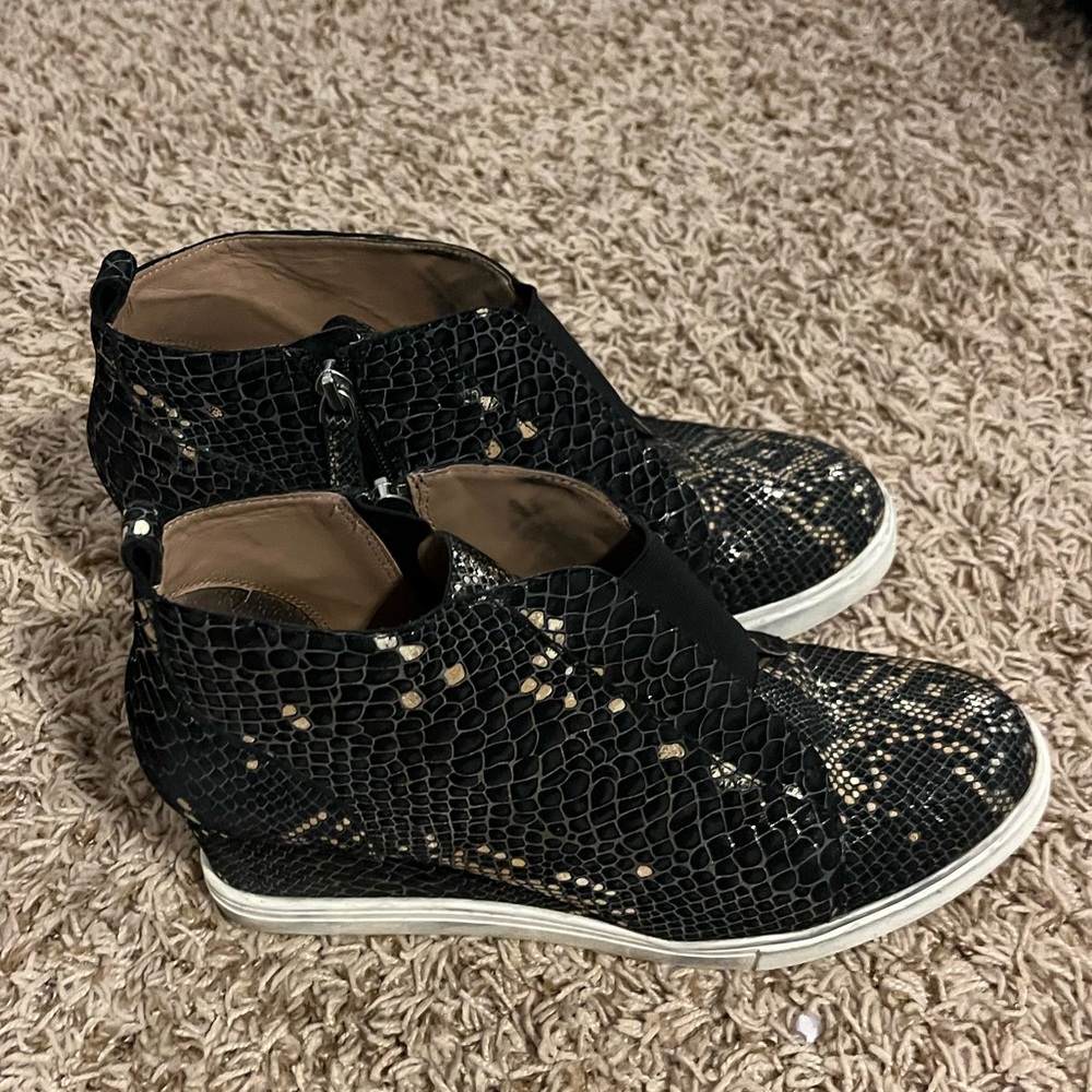 Linea paolo wedge tennis shoes size 9.5
